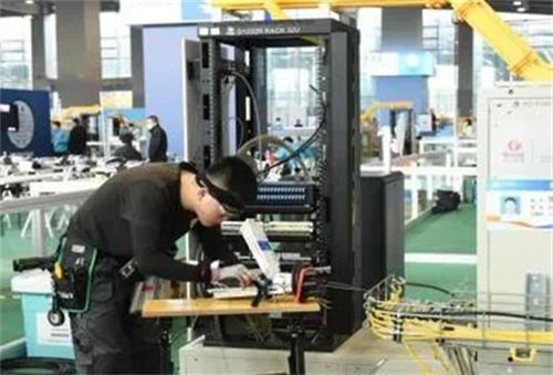 山東工業(yè)技師學(xué)院計(jì)算機(jī)網(wǎng)絡(luò)應(yīng)用專業(yè) 計(jì)算機(jī)技術(shù)開發(fā)的實(shí)踐路徑與職業(yè)前景